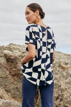 W22A Tops Daisy Top In Pepper