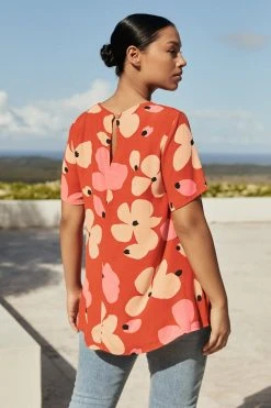 W22D Daisy Top In Fire Bloom