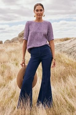 W22D New Martina Top In Grape Vine